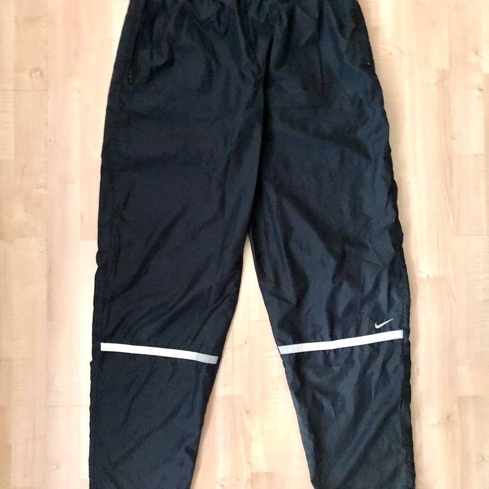 Nike Polyester pants
Leg zippers let you adjust the fit.
Nike regular fit
